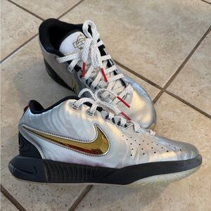 Nike LeBron XXI SE basketball shoes